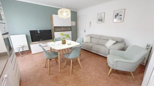 Concha Apartamento | Comillas - Urbanización Lagos Azules - Netflix, Prime, Wifi & Free Indoor Parking