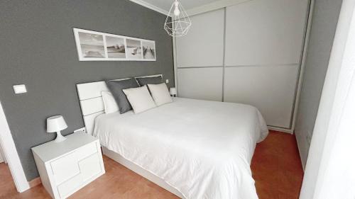 Concha Apartamento | Comillas - Urbanización Lagos Azules - Netflix, Prime, Wifi & Free Indoor Parking