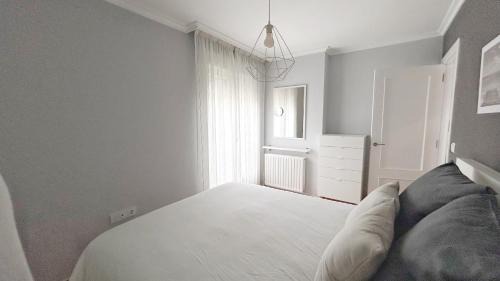 Concha Apartamento | Comillas - Urbanización Lagos Azules - Netflix, Prime, Wifi & Free Indoor Parking