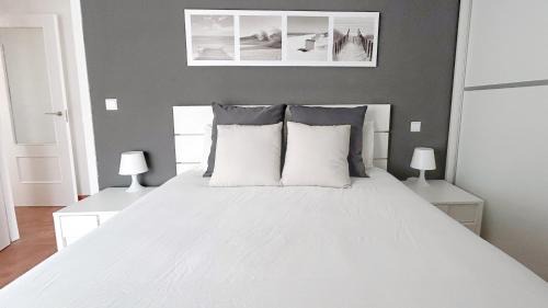 Concha Apartamento | Comillas - Urbanización Lagos Azules - Netflix, Prime, Wifi & Free Indoor Parking