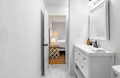 Gulfview Heights Casa | Commanders Cottage by AvantStay | Free Bikes! Pet Friendly | Newly Renovated!