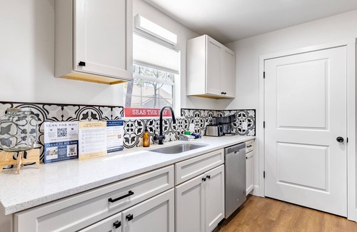 Gulfview Heights Casa | Commanders Cottage by AvantStay | Free Bikes! Pet Friendly | Newly Renovated!