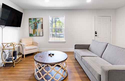 Gulfview Heights Casa | Commanders Cottage by AvantStay | Free Bikes! Pet Friendly | Newly Renovated!
