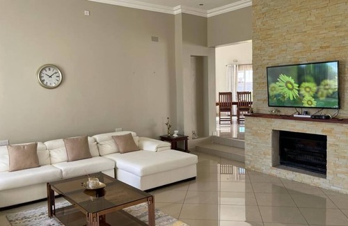 Bulawayo Apartamento | Commodious and Contemporary double home - 2042