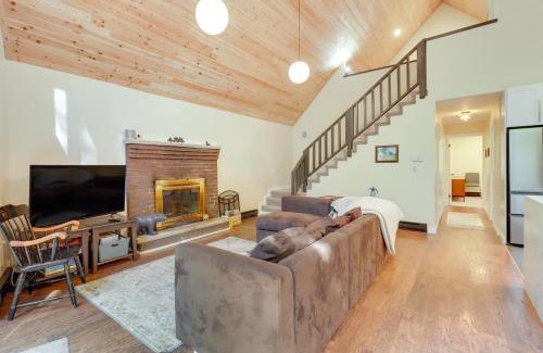 Albrightsville Casa | Community Beach Access Modern Poconos Cabin!