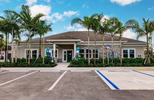 Fort Myers Apartamento | Community oasis with pool & gym access