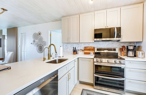 Palma del Mar Condominio | Community Pool & Pier: Bayfront Isla Del Sol Condo