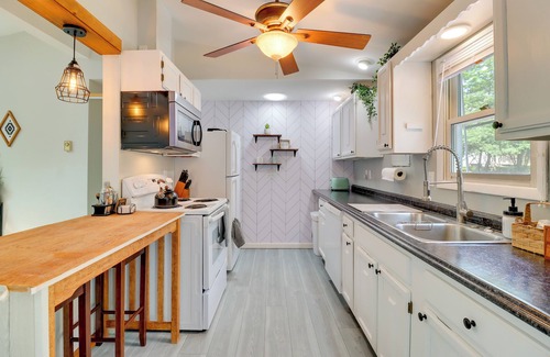 Albrightsville Cabaña | Community Pools & Hot Tub: Albrightsville Cottage!