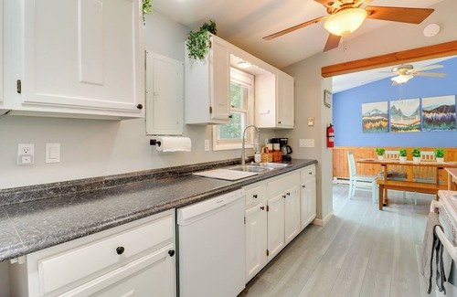 Albrightsville Cabaña | Community Pools & Hot Tub: Albrightsville Cottage!