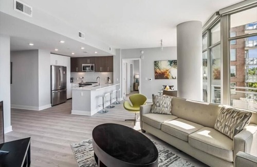 Woodmont Triangle Apartamento | Commuter-friendly | Gym+ Free Wifi | near Bethesda Chevy Chase | by GLS