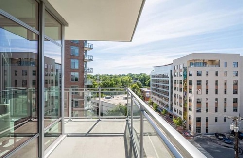 Woodmont Triangle Apartamento | Commuter-friendly | Gym+ Free Wifi | near Bethesda Chevy Chase | by GLS