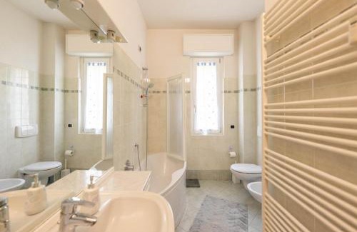 Olgiate Comasco Casa | Como-Swiss 15 min - Big Home with Parking - Terrace - Wifi