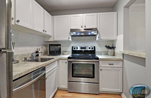 Lake Geneva Condominio | Comotose by the Lake- Beautiful condo with pool- Easy walk to lake!