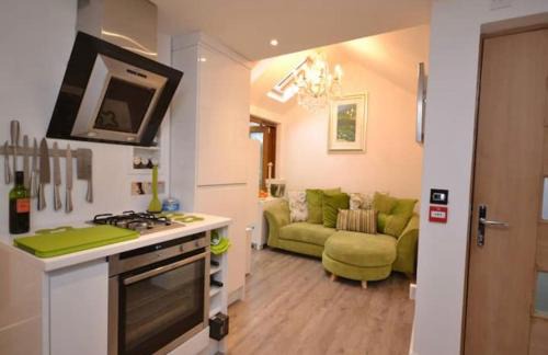 Kingsbridge Apartamento | Compact, central apartment, dog friendly.