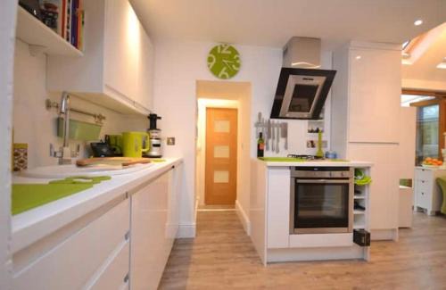 Kingsbridge Apartamento | Compact, central apartment, dog friendly.