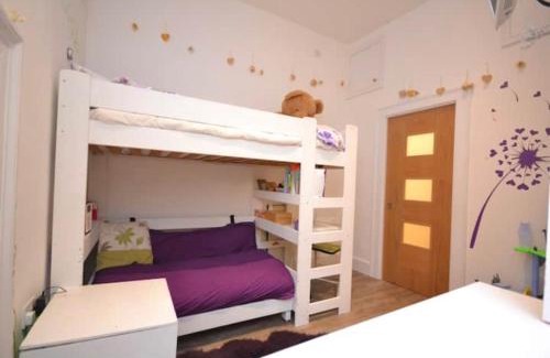 Kingsbridge Apartamento | Compact, central apartment, dog friendly.