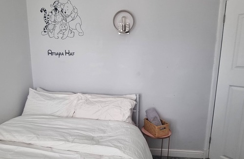 Redbridge Casa | Compfy Double bed & free parking