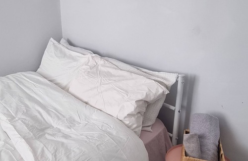 Redbridge Casa | Compfy Double bed & free parking
