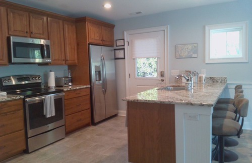 Mount Pleasant Apartamento | Completely furnished/private 1-bedroom guest house near beaches and downtown!