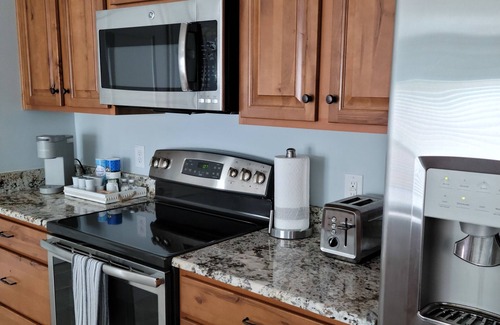 Mount Pleasant Apartamento | Completely furnished/private 1-bedroom guest house near beaches and downtown!