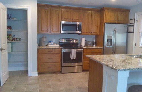 Mount Pleasant Apartamento | Completely furnished/private 1-bedroom guest house near beaches and downtown!