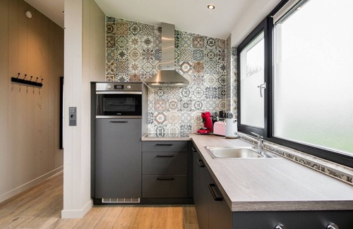 Julianadorp aan zee Casa | Completely renovated and refurbished! Discover vacation home Zonnig Zuid in Julianadorp aan Zee, with sunny garden, new kitchen and luxurious bedroom, perfectly located near beach and center.