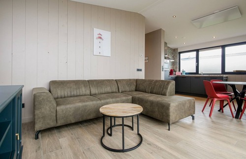 Julianadorp aan zee Casa | Completely renovated and refurbished! Discover vacation home Zonnig Zuid in Julianadorp aan Zee, with sunny garden, new kitchen and luxurious bedroom, perfectly located near beach and center.