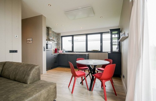 Julianadorp aan zee Casa | Completely renovated and refurbished! Discover vacation home Zonnig Zuid in Julianadorp aan Zee, with sunny garden, new kitchen and luxurious bedroom, perfectly located near beach and center.