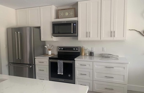 Golden Glades - The Woods Casa | Completely Redone 3/2 with pool. Close to Mayo hospital