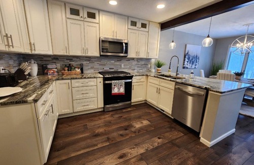 Birchwood Farms Condominio | Completely remodeled Up North condo near clubhouse at Birchwood Farms