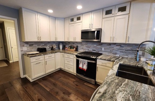 Birchwood Farms Condominio | Completely remodeled Up North condo near clubhouse at Birchwood Farms
