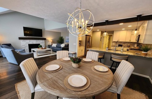 Birchwood Farms Condominio | Completely remodeled Up North condo near clubhouse at Birchwood Farms