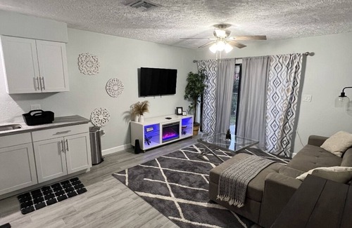 Port Richey Casa | Completely remodeled modern