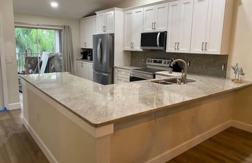 Palmer Ranch Condominio | Completely Renovated 2 BR + Den condo @ Stoneybrook CC