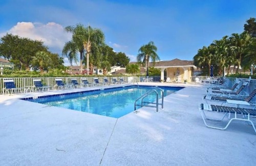 Palmer Ranch Condominio | Completely Renovated 2 BR + Den condo @ Stoneybrook CC