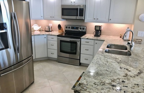 Briarcliffe Acres Condominio | Completamente renovado 3BR Direct Oceanfront Granite Kitchen & Baths. Casillero de playa
