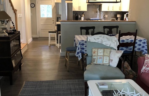 Oak Bluffs Cabaña | Cabaña recientemente renovada, con aire acondicionado, cerca de la playa y del pueblo perros ok