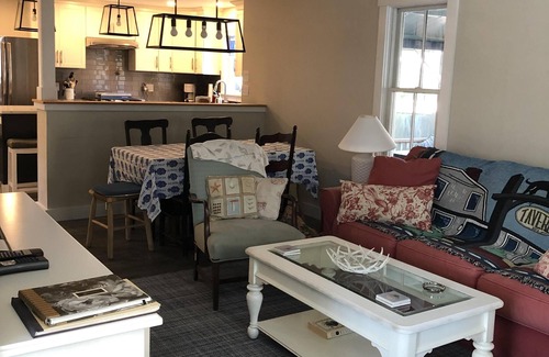 Oak Bluffs Cabaña | Cabaña recientemente renovada, con aire acondicionado, cerca de la playa y del pueblo perros ok