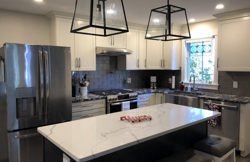 Oak Bluffs Cabaña | Cabaña recientemente renovada, con aire acondicionado, cerca de la playa y del pueblo perros ok