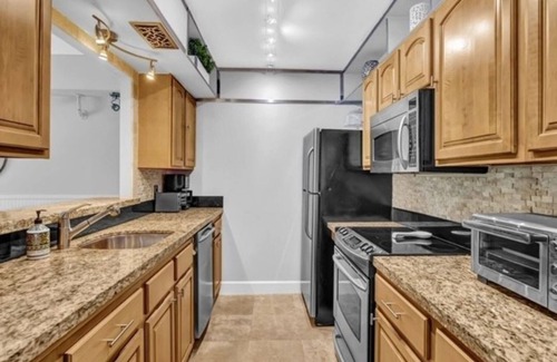 Central Beach Condominio | Completely updated condo in perfect location 2 blocks to beach and Ocean Drive