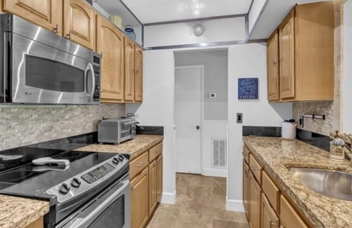 Central Beach Condominio | Completely updated condo in perfect location 2 blocks to beach and Ocean Drive