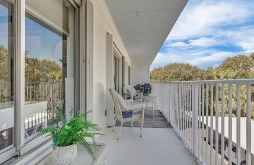 Central Beach Condominio | Completely updated condo in perfect location 2 blocks to beach and Ocean Drive
