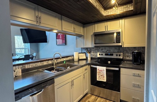 Avoca Condominio | Completely updated Monroe Lake Condo with private loft, steps to pool and tennis
