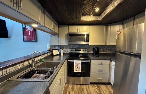 Avoca Condominio | Completely updated Monroe Lake Condo with private loft, steps to pool and tennis