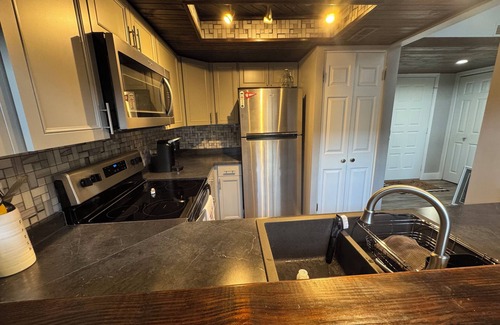 Avoca Condominio | Completely updated Monroe Lake Condo with private loft, steps to pool and tennis