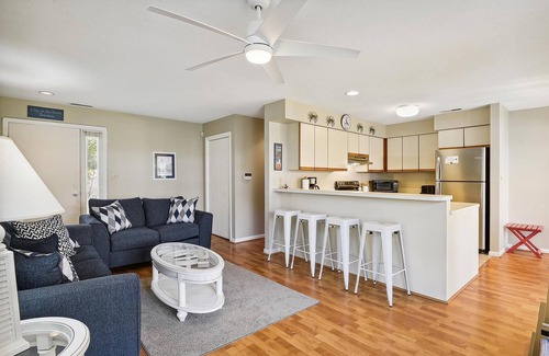 Fenwick Island Condominio | ¡ACTIVIDADES GRATIS INCLUIDAS! Esta unidad de 3 dormitorios, 2 baños, a nivel del suelo, se encuentra a pasos de la piscina y la cancha de tenis.