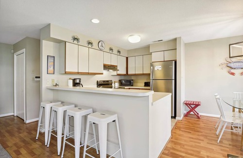 Fenwick Island Condominio | ¡ACTIVIDADES GRATIS INCLUIDAS! Esta unidad de 3 dormitorios, 2 baños, a nivel del suelo, se encuentra a pasos de la piscina y la cancha de tenis.