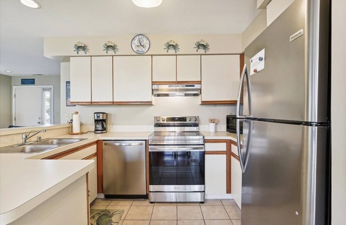 Fenwick Island Condominio | ¡ACTIVIDADES GRATIS INCLUIDAS! Esta unidad de 3 dormitorios, 2 baños, a nivel del suelo, se encuentra a pasos de la piscina y la cancha de tenis.