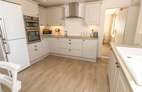 Newport Cabaña | Compton Grange