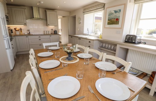 Newport Cabaña | COMPTON GRANGE, pet friendly, character holiday cottage in Freshwater